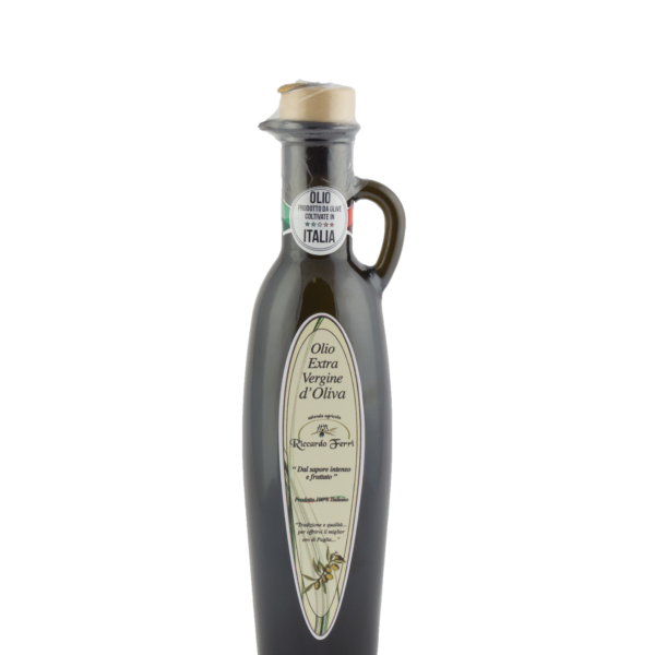 Oliwa z oliwek extra virgin 250 ml – 100% włoska, tłoczona na zimno Wysokiej jakości oliwa extra virgin z oliwek dojrzewających w Apulii. Tłoczona na zimno, ma delikatny owocowy smak z lekką nutą pikantności. 100% naturalna, bez dodatków Idealna do sałatek, makaronów, bruschetty i dań na zimno Elegancka butelka 250 ml – doskonała na prezent lub do codziennego użytku Autentyczny smak włoskiej oliwy w poręcznym opakowaniu.